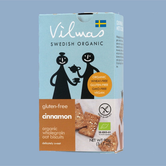 Schachtel Zimt Cracker vor hellblauem Hintergrund