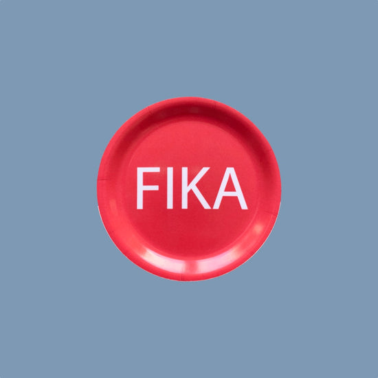 Untersetzer oder Minitablett aus Holz mit Aufschrift Fika in weiß auf rotem Grund von Citronelles erhältlich bei MYS